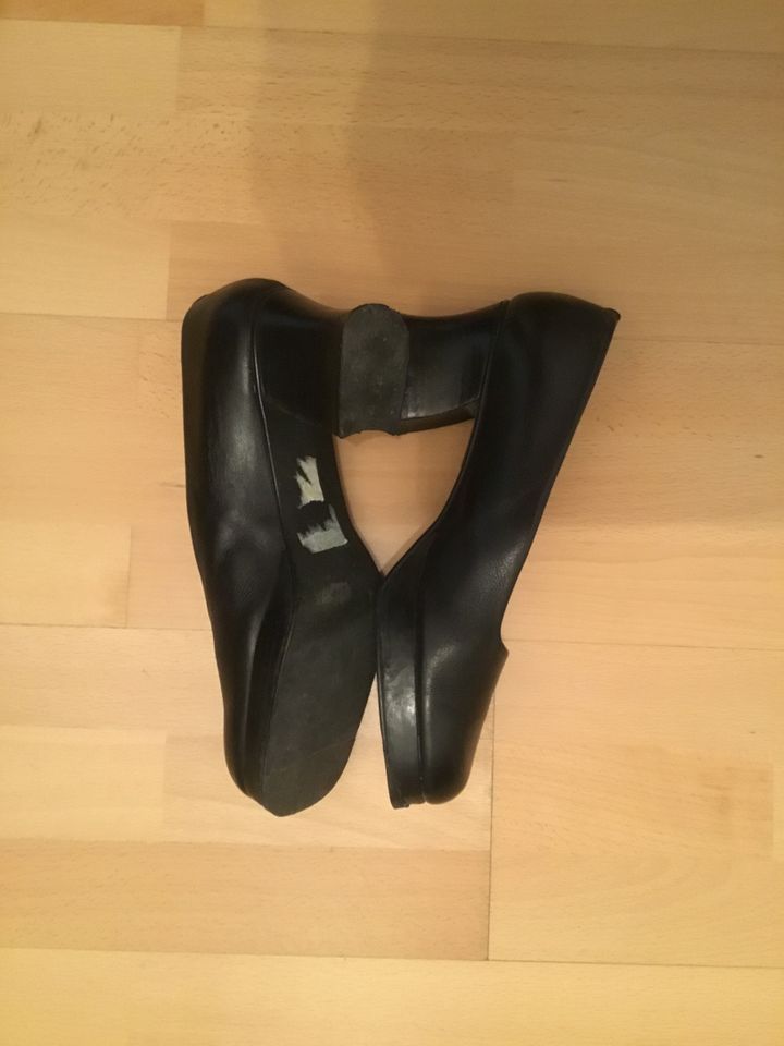 Besondere  Schwarze Leder/ Plateau / Pumps von TWO  Gr. 41 in Melle