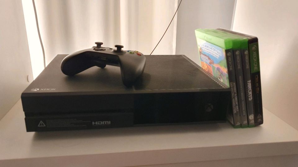 Xbox one inkl 1 Controller (500 GB) in Hamburg