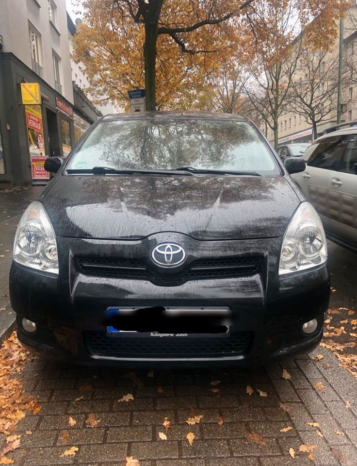 Toyota Corolla verso in Essen
