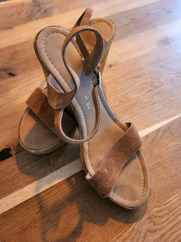 Sandalen mit Keilabsatz in cognac in Größe 41 in Kressbronn am Bodensee