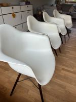 Eames Plastic Armchair DAW Ahorn dunkel - weiß mit Filzgleiter Hessen - Kronberg im Taunus Vorschau