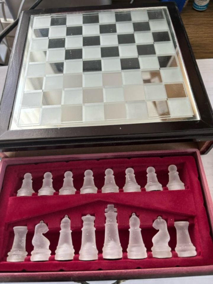 Reise Schachspiel mit Holzschatulle und Glasfiguren - gebraucht in Beratzhausen