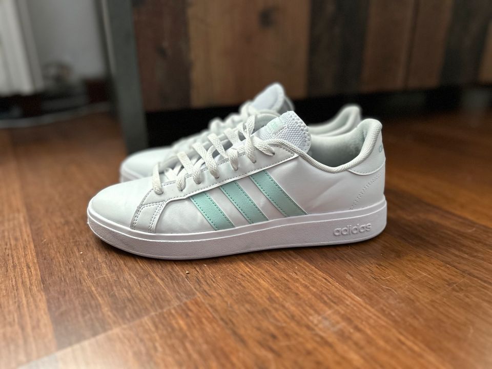 Adidas sneaker Weiß / türkis in Schwanewede