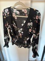 Bluse H&M Schwarz mit Blumen Größe 40 Hessen - Elz Vorschau