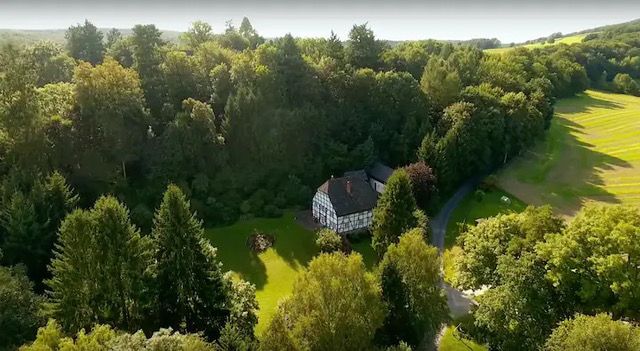 Historisches Fachwerk-Einfamilienhaus mit großzügigem Park-Grundstück - Bodenfelde OT Nienover in Bodenfelde