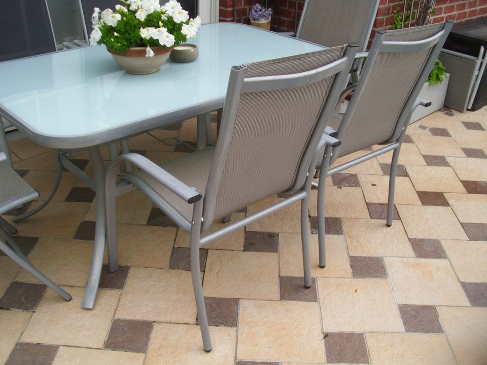 Gartengarnitur mit Sitzauflagen 6 Stühle und Tisch in Borken