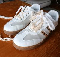Sneaker weiss mit leo Applikationen Hessen - Witzenhausen Vorschau