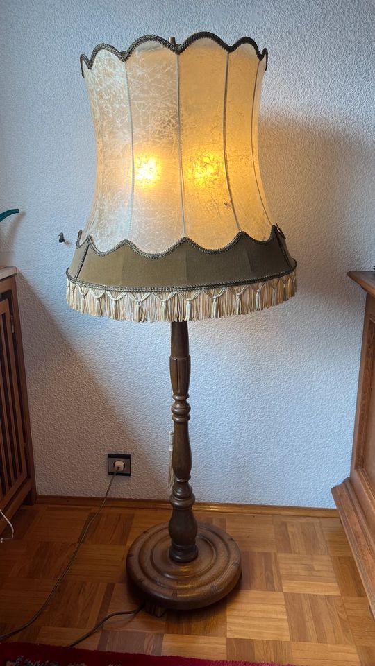 Alte, antike Stehlampe Wohnzimmer Lampe in Gelsenkirchen