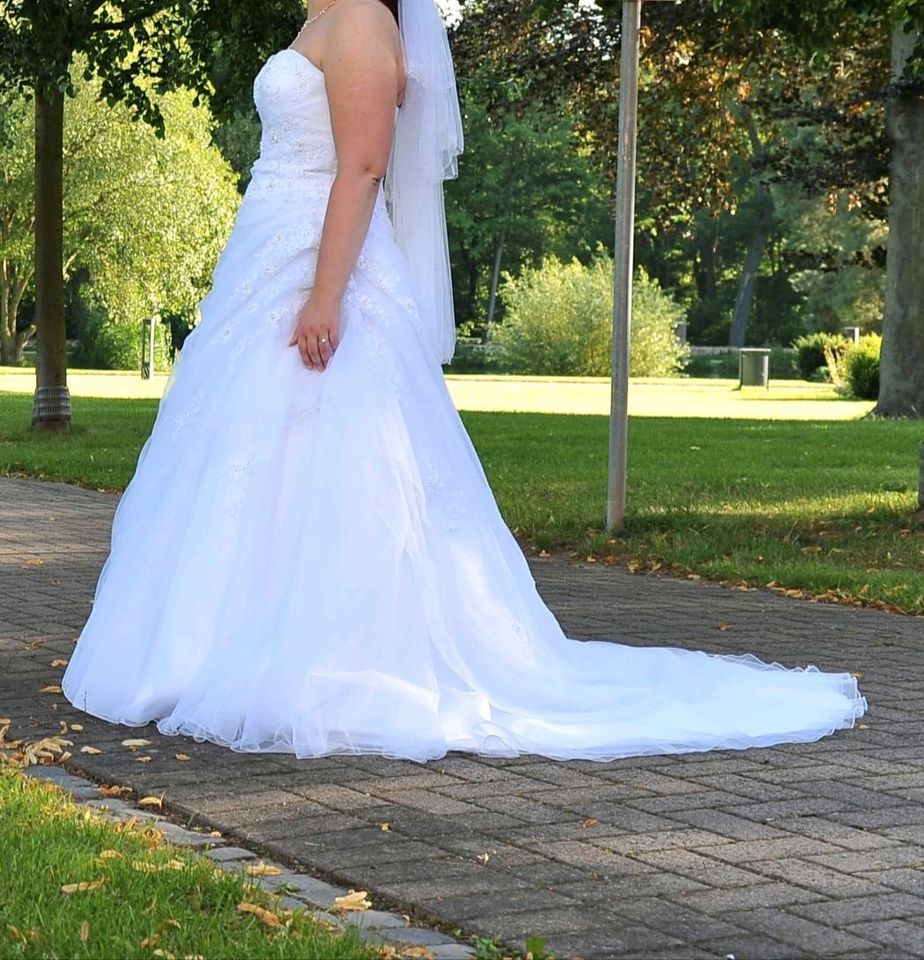 Brautkleid/Hochzeitskleid mit Schnürung, Größe variabel 40/42/44 in Schenklengsfeld