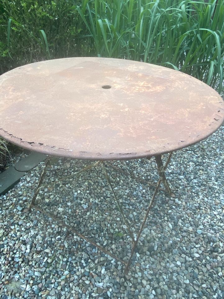 alter runder Tisch Metalltisch shabby antik in Hamburg