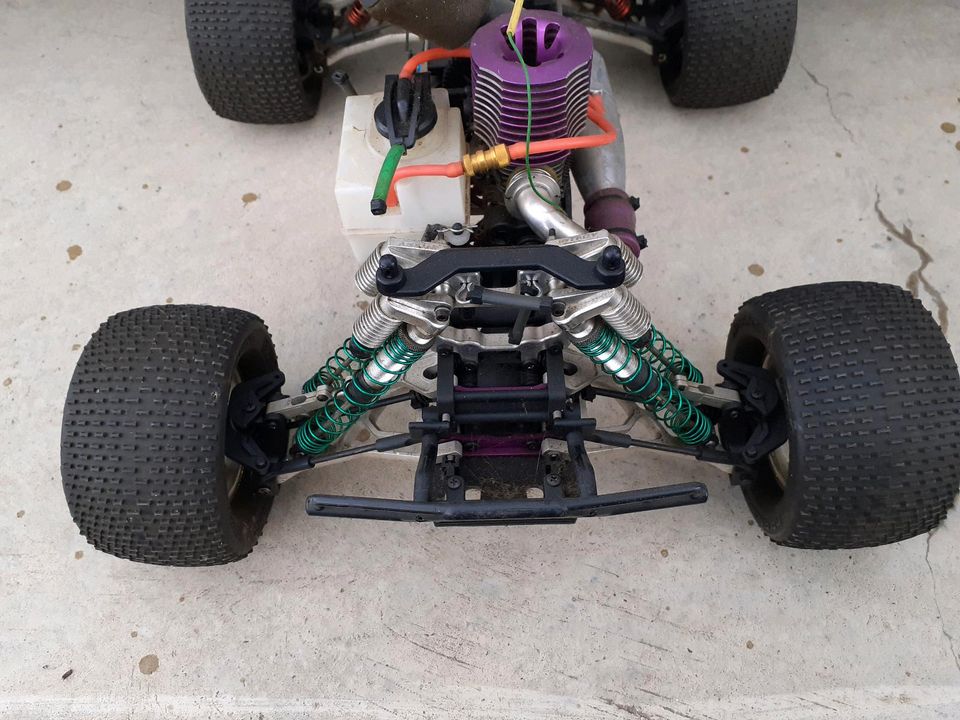 HPI Savage RC Verbrenner 1:8 mit Integy Fahrwerk in Wesseling