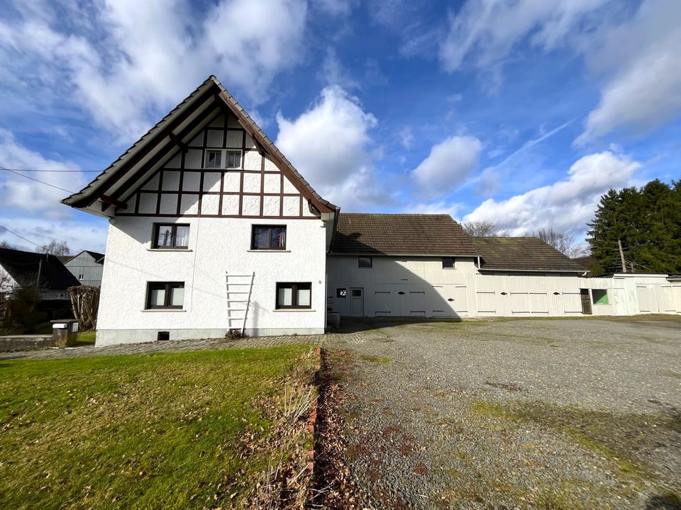 Hofstelle mit angrenzendem Grünland in Waldbröl