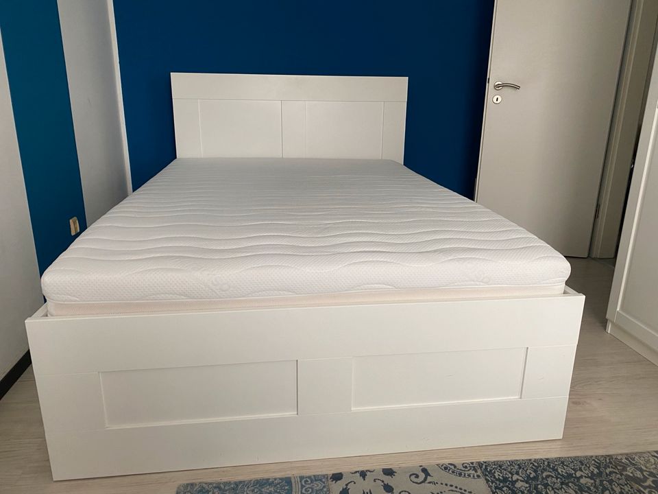 Ikea Bett mit Matratze , 140x200 sehr gefleckt , kaum benutzt in Essen