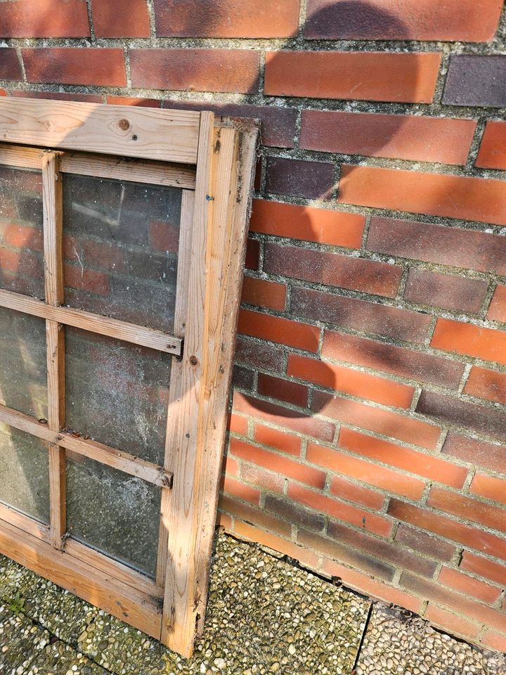 Holzfenster aus einem Blockhaus in Esens