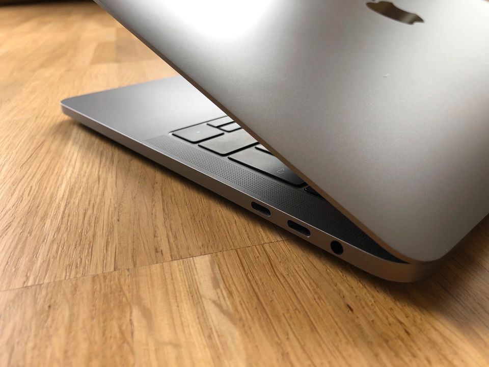 MacBook Pro 13" 2019 (4 Thunderbolt 3-Anschlüsse) Spacegrey Dock in Nürtingen