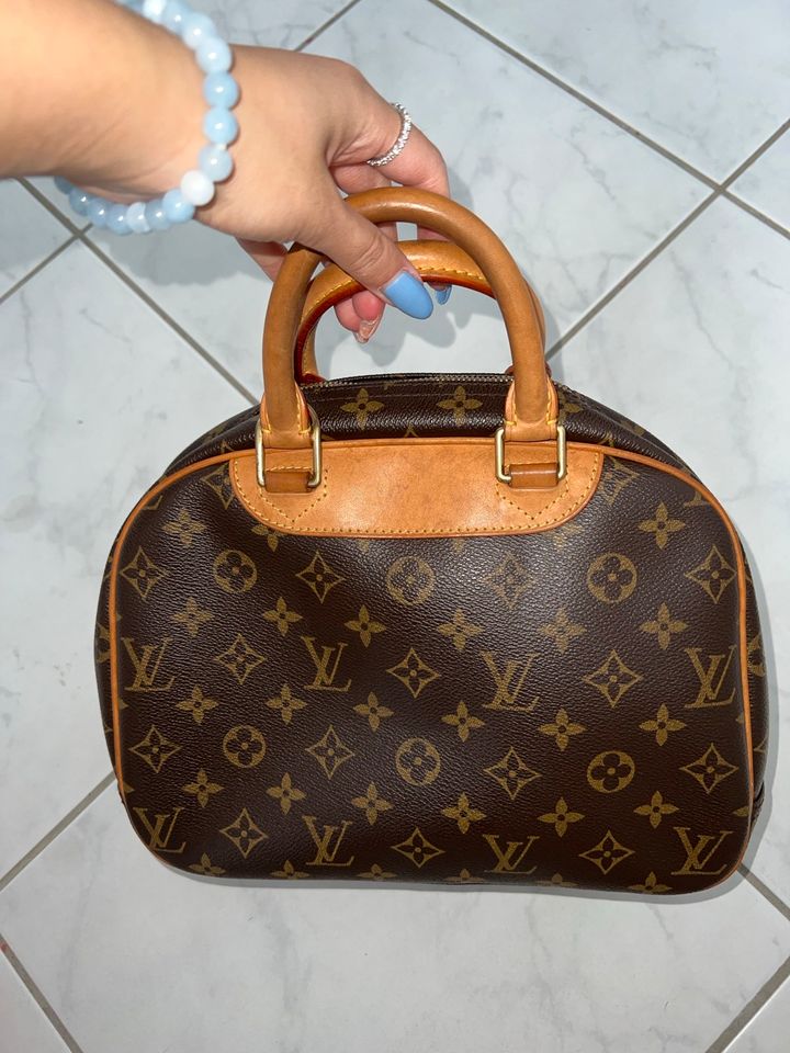 Vintage Louis Vuitton mittelgroße Pochette in Berlin