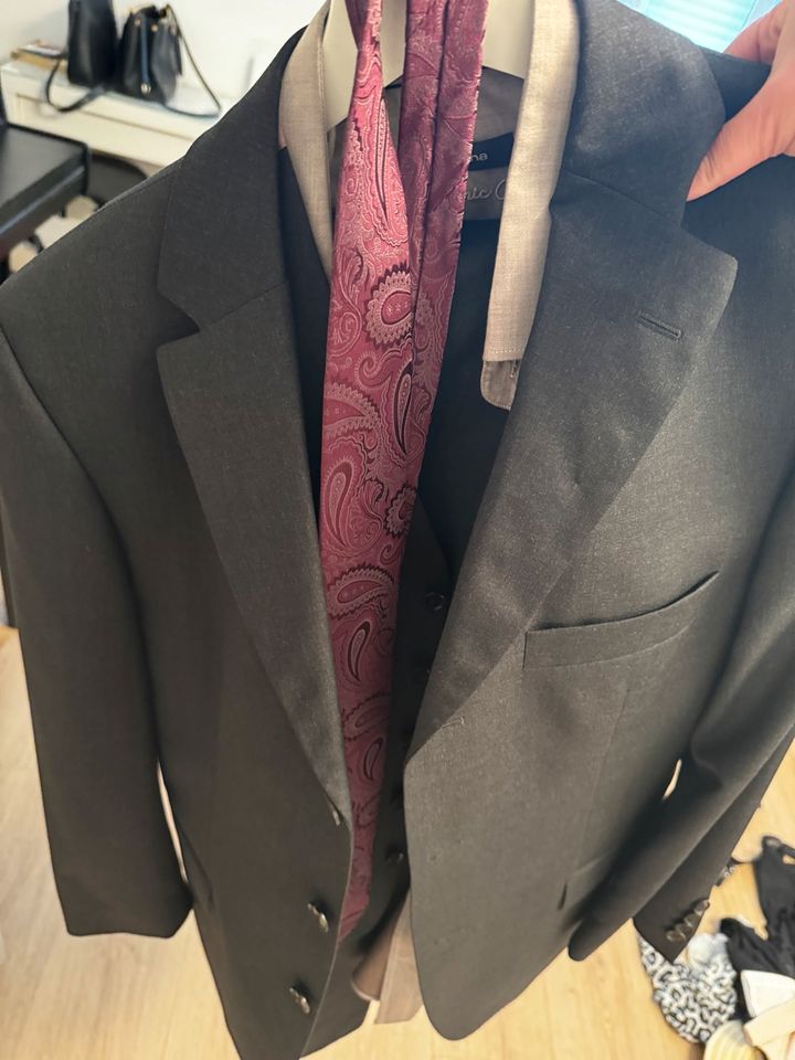 Hugo Boss Anzug komplett, Schurwolle in Friedrichshafen