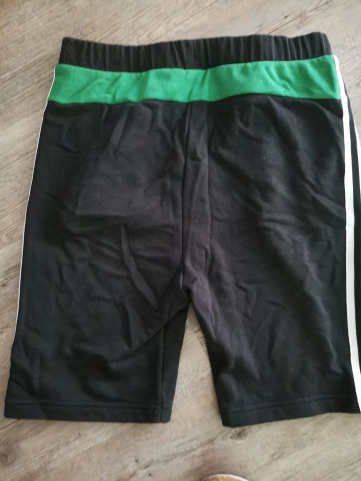 Adidas kurze Hose Gr. 176 in München