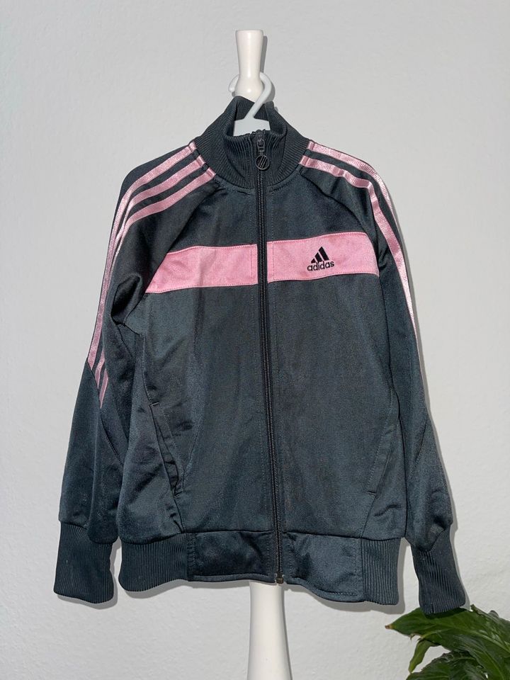 ADIDAS tolle Sportjacke grau rosa in 128 in Aschenhausen