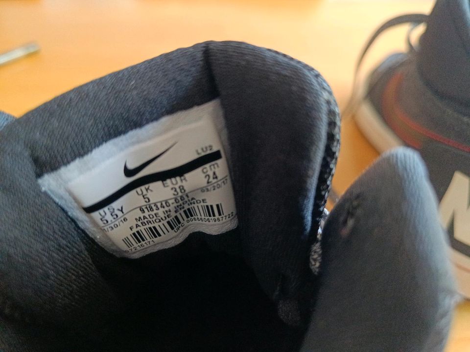 Nike Sneaker Schuhe unisex Jungs 38 grau in Tettnang