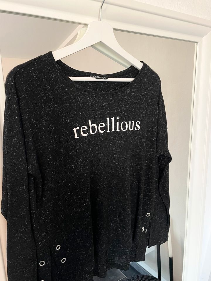 Rebellious Strickpulli Strickpullover Grau Weiß Langarm S M 36 in Burghaun