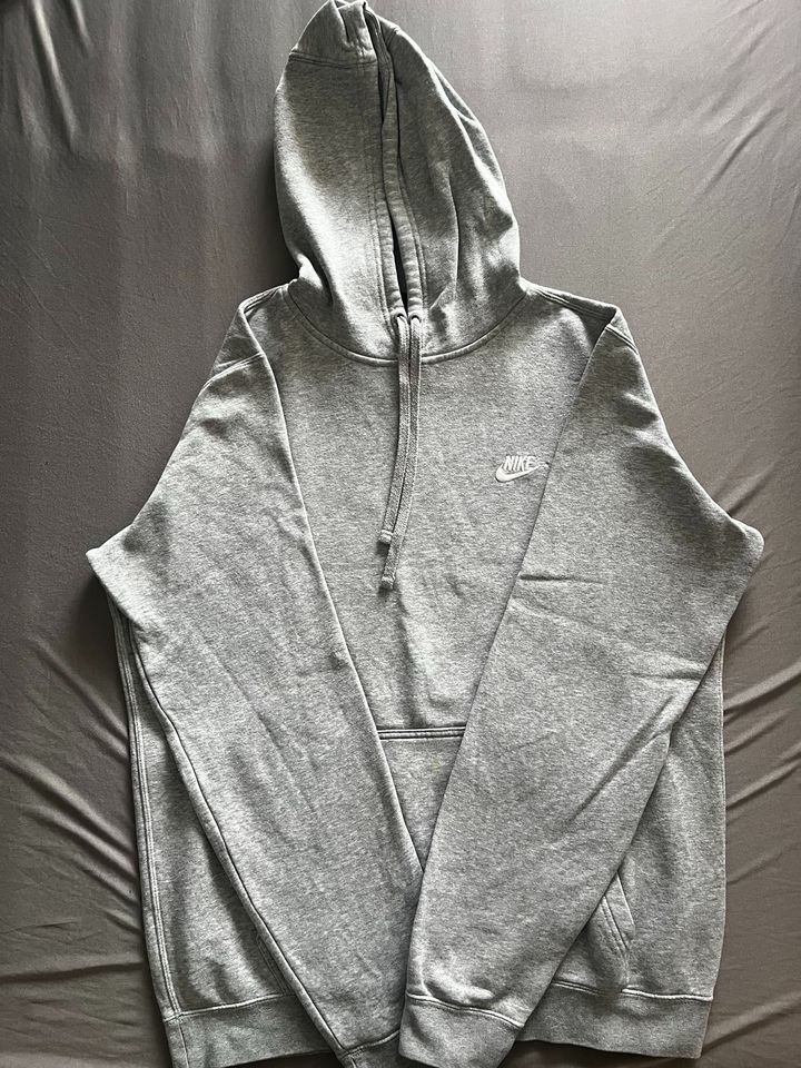 Nike Hoodie in grau in Freiburg im Breisgau