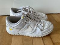 NIKE Dunk Low Schuhe weiß/gelb Gr. 38 UK 5 Sneaker Air Bayern - Bad Grönenbach Vorschau