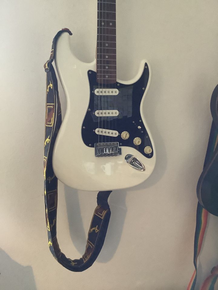 Fender Squier Stratocaster - Weiß in Erftstadt