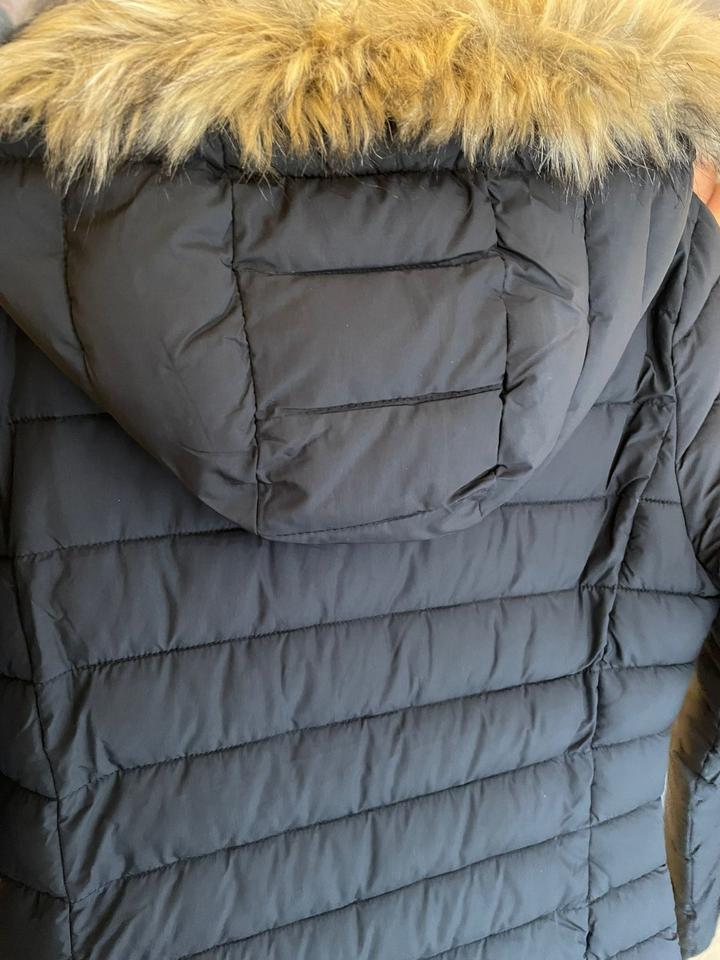 Schwarzer Superdry Wintermantel mit Kapuze und Kunstfell in Stockstadt a. Main