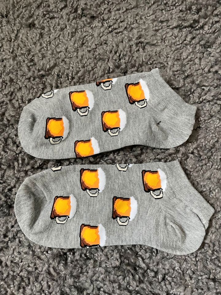 lustige Sneaker Socken grau Bierglas Glas Bier in Tönisvorst