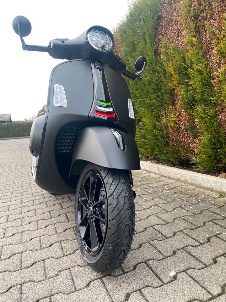 Vespa GTS HPE 300 SuperSport DIVA POLINI 13“ TWM Blackline in Eschborn