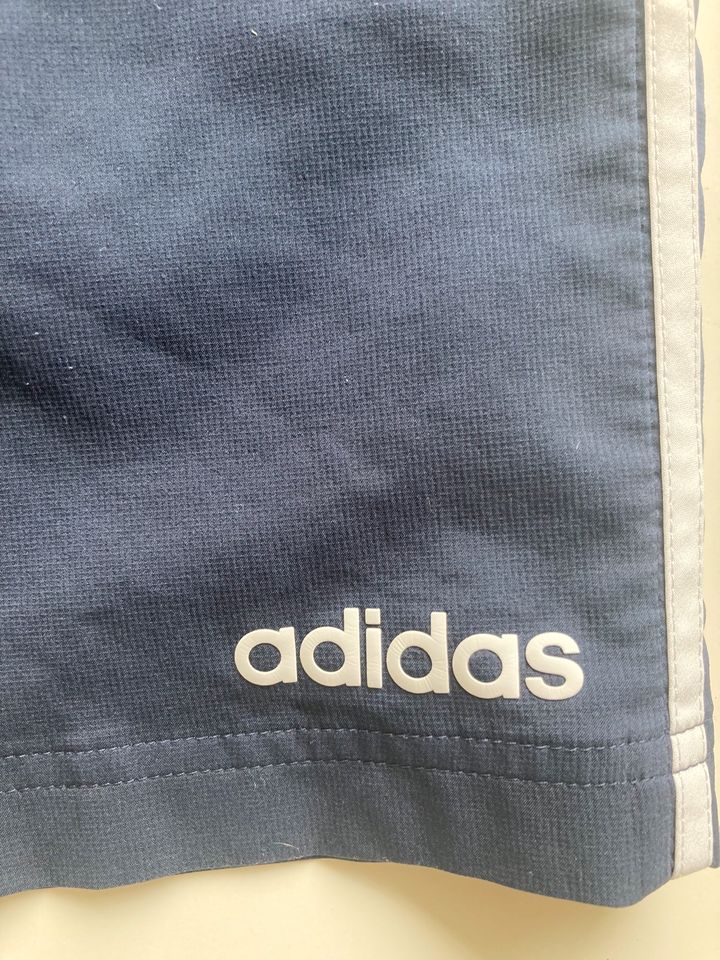 Adidas Sportshorts Gr.S blau mit weißen Streifen in Bielefeld