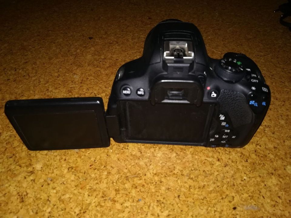 Canon Digital-Kamera EOS 700 D mit Tasche von Dörr in Weitramsdorf