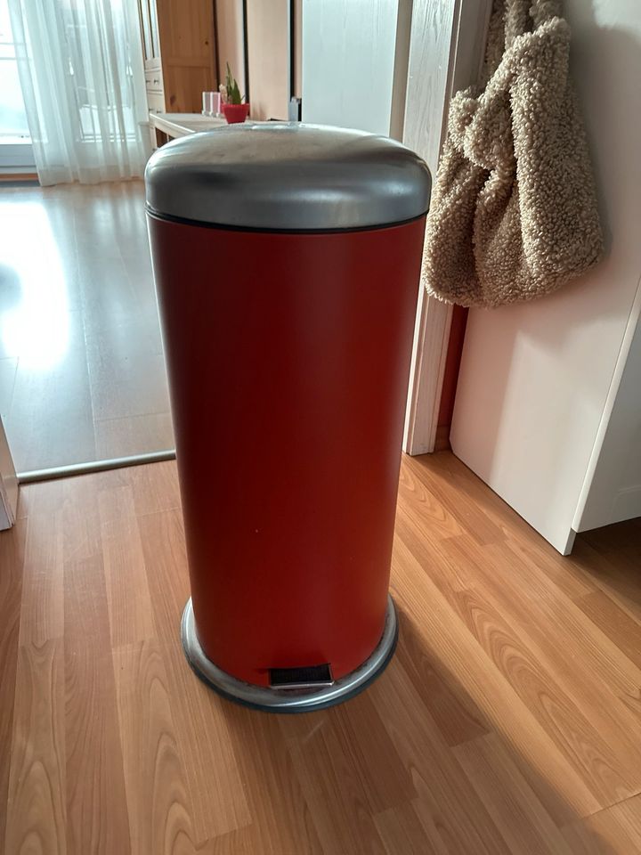 Roter Mülleimer von Ikea in Königstein im Taunus