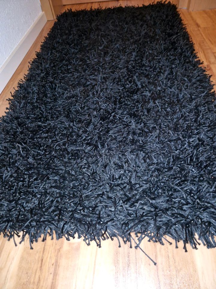 Toller schwarzer Teppich zu verkaufen in Friedrichshafen