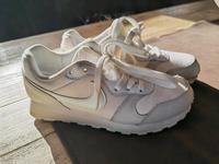 Nike  Sneaker* Sportschuhe *weiß * 35,5 Niedersachsen - Uslar Vorschau