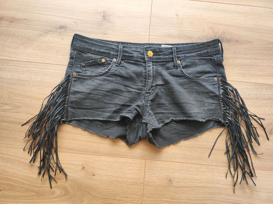 H&M Short Gr. 42 40 L grau Jeans Hotpants kurze Hose Lederfranzen in Augsburg