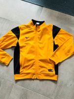 Nike Jacke gr 152/158 Essen - Essen-Borbeck Vorschau