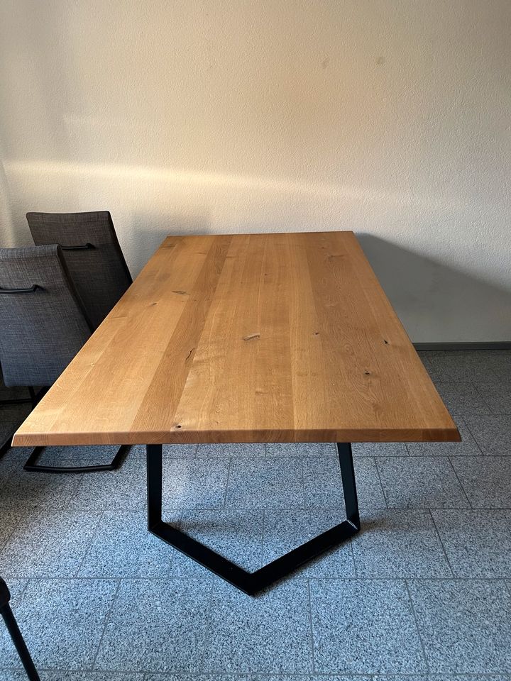 Hochwertiger Eiche Esstisch mit 6 Polster Stühlen in Steißlingen