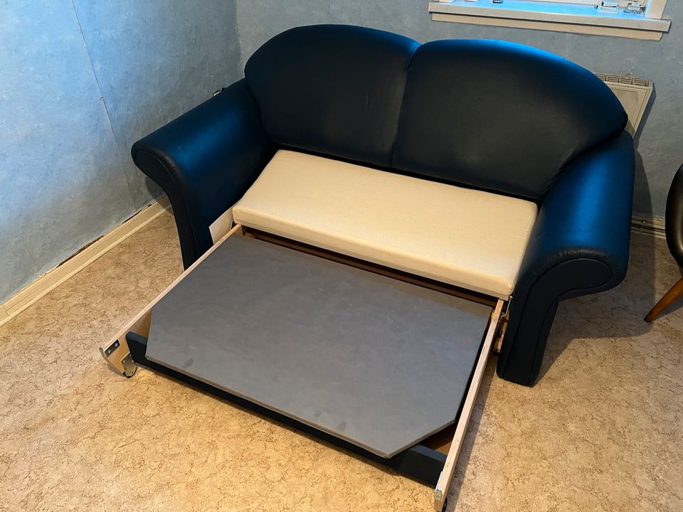 Schlafsofa (Kunst-) Leder 2-Sitzer Sofa Couch in Bad Hersfeld