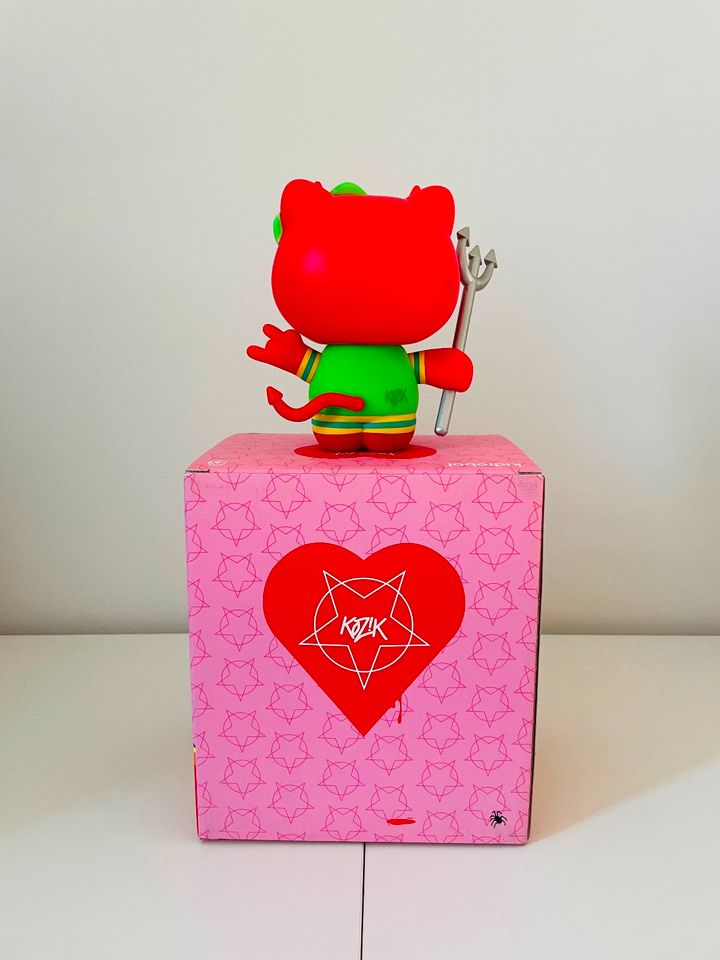 Kidrobot x Hello Kitty x Kozik – Empress of the Underworld in Solingen