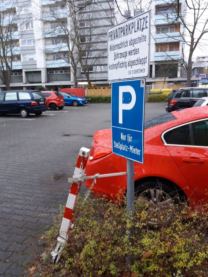 PKW-Stellplatz an der U-Bahnstation "Langwasser Nord" in Nürnberg (Mittelfr)