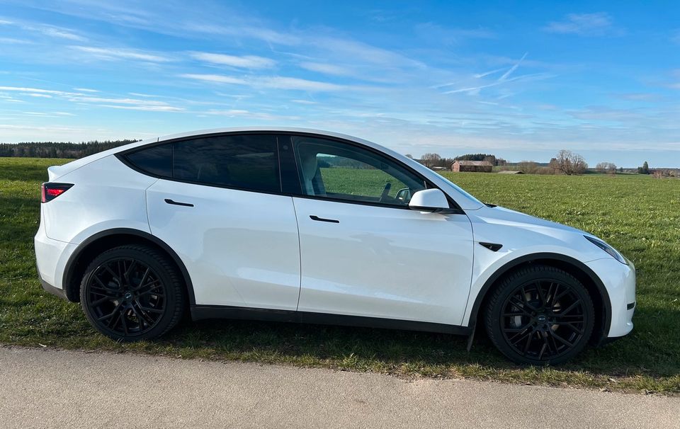 Model Y LR - innen weiß - 20 Zoll - AHK in Memmingen