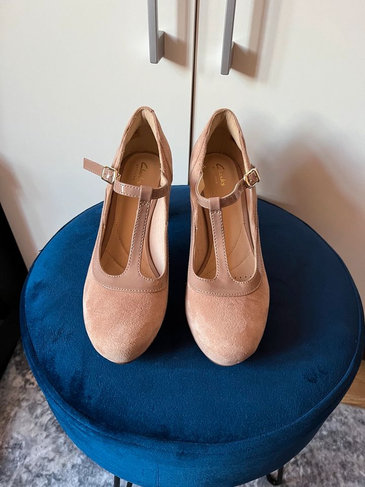 NEUE Clarks Pumps Gr. 37 beige High Heels in Leipzig