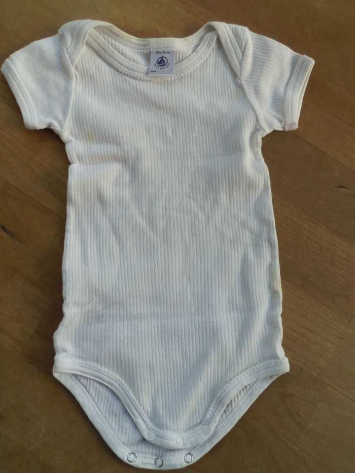 Petit Bateau Body kurzarm kurz Gr. 74 (12m) weiß gerippt Flecken in Plankstadt