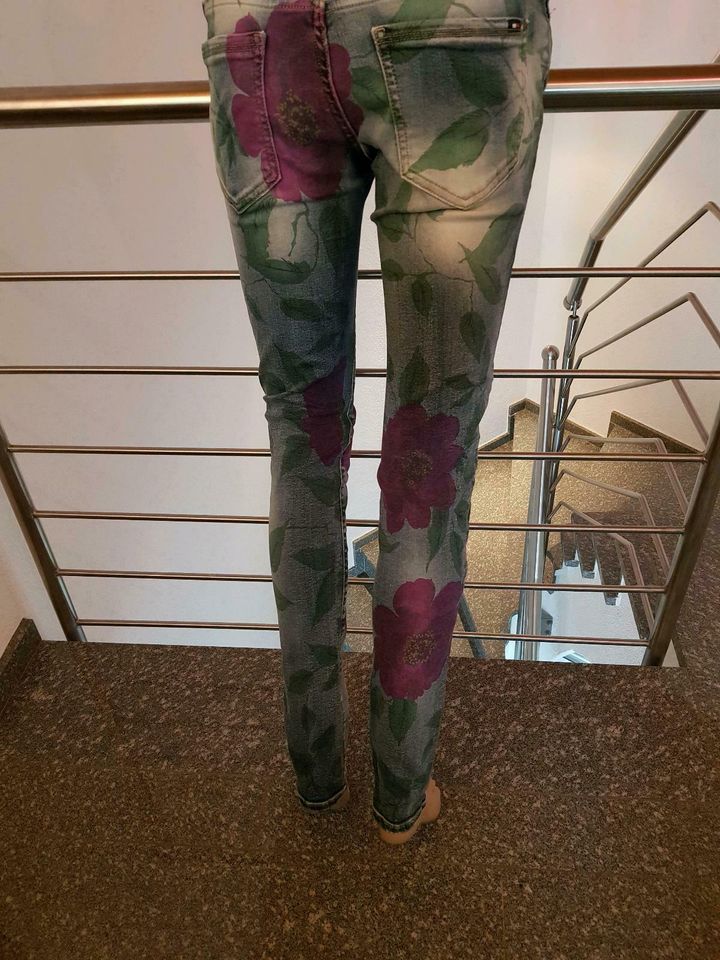 Hilfiger Jeans Milan Größe 27/32 Blumen in Saarwellingen