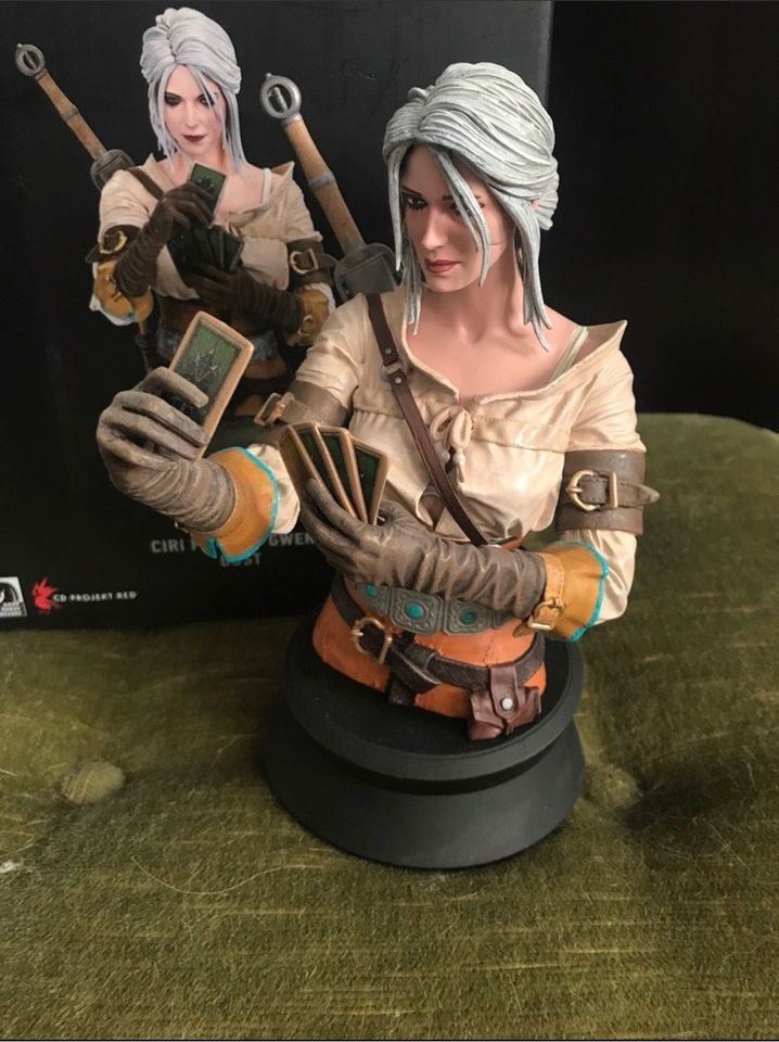 TAUSCHE The Witcher Wild Hunt Ciri playing gwent figur statue in Berlin