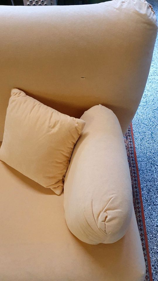 Gelbes Designer-Sofa mit übl. Gebrauchsspuren, kein Schlafsofa in Bunsoh