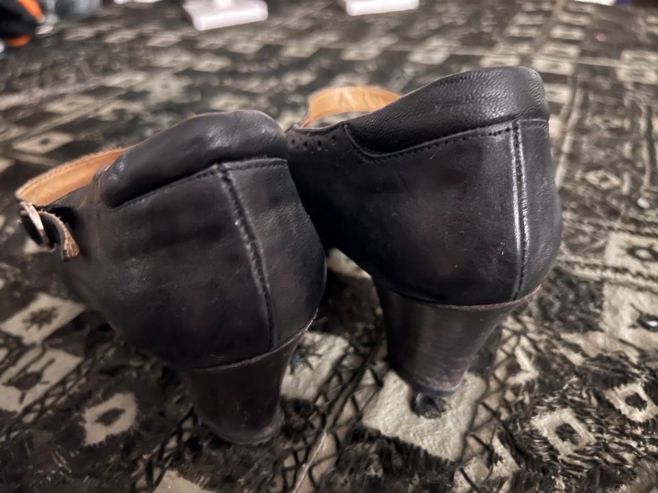 Schwarze Schuhe aus Leder, bes. zum Tanz geeignet, Größe 39 in Berlin