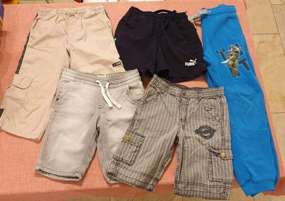 Jungen-Set Gr. 122/128 ☆ Shirts ☆ Schlafanzug ☆ Shorts usw. in Brilon